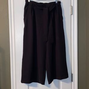 LuLuLemon wide-legged crop pant. Black. Size 8.
